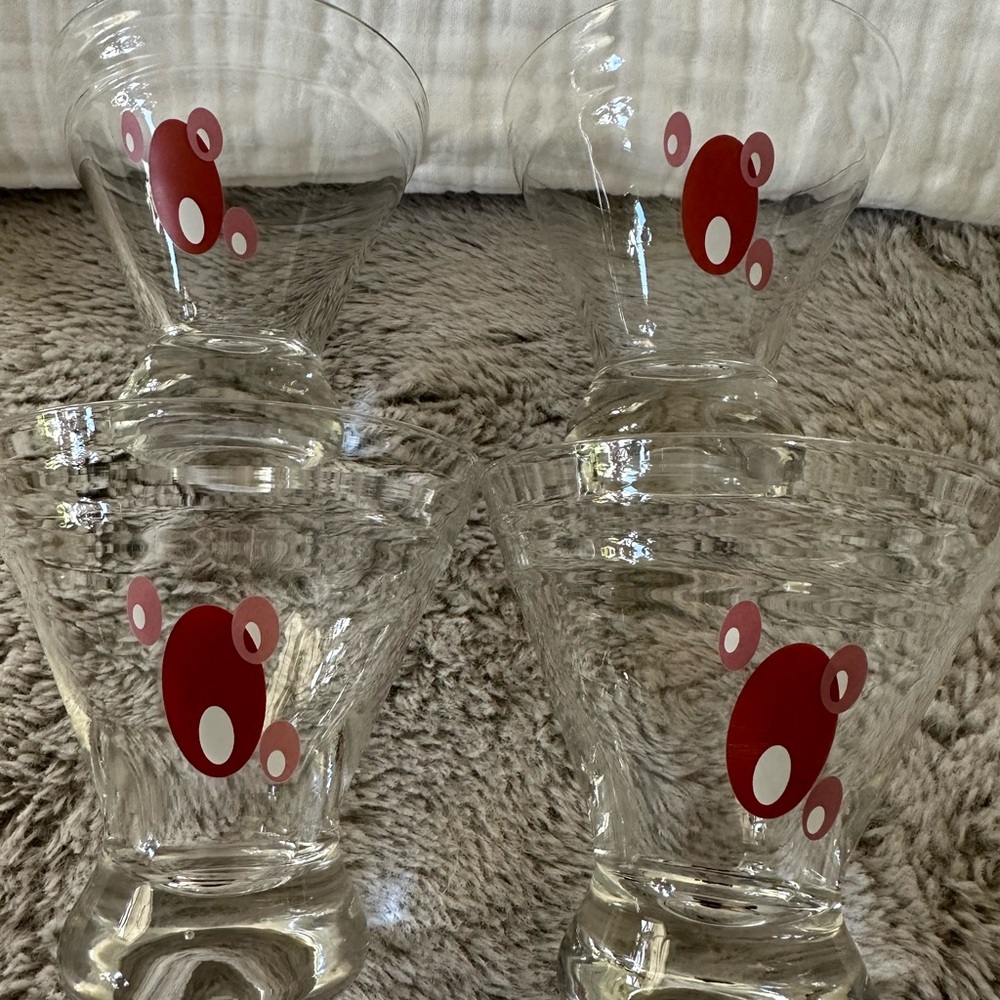 New condition. Set of 4 cosmo/martini glasses.